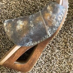 Dansko sage metallic wedge. Size 41. Never worn outside.